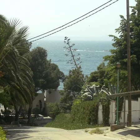Familias A 50 Metros De La Playa Roses