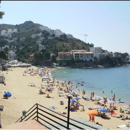 Familias A 50 Metros De La Playa Roses